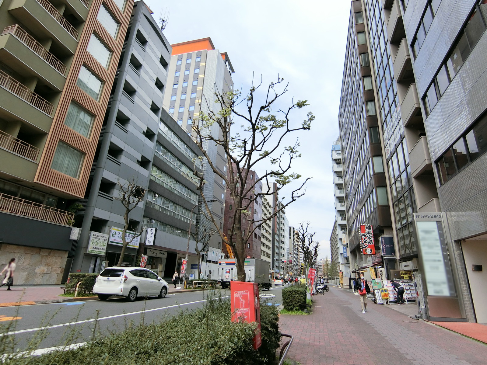 第5下川ビル前面の通り