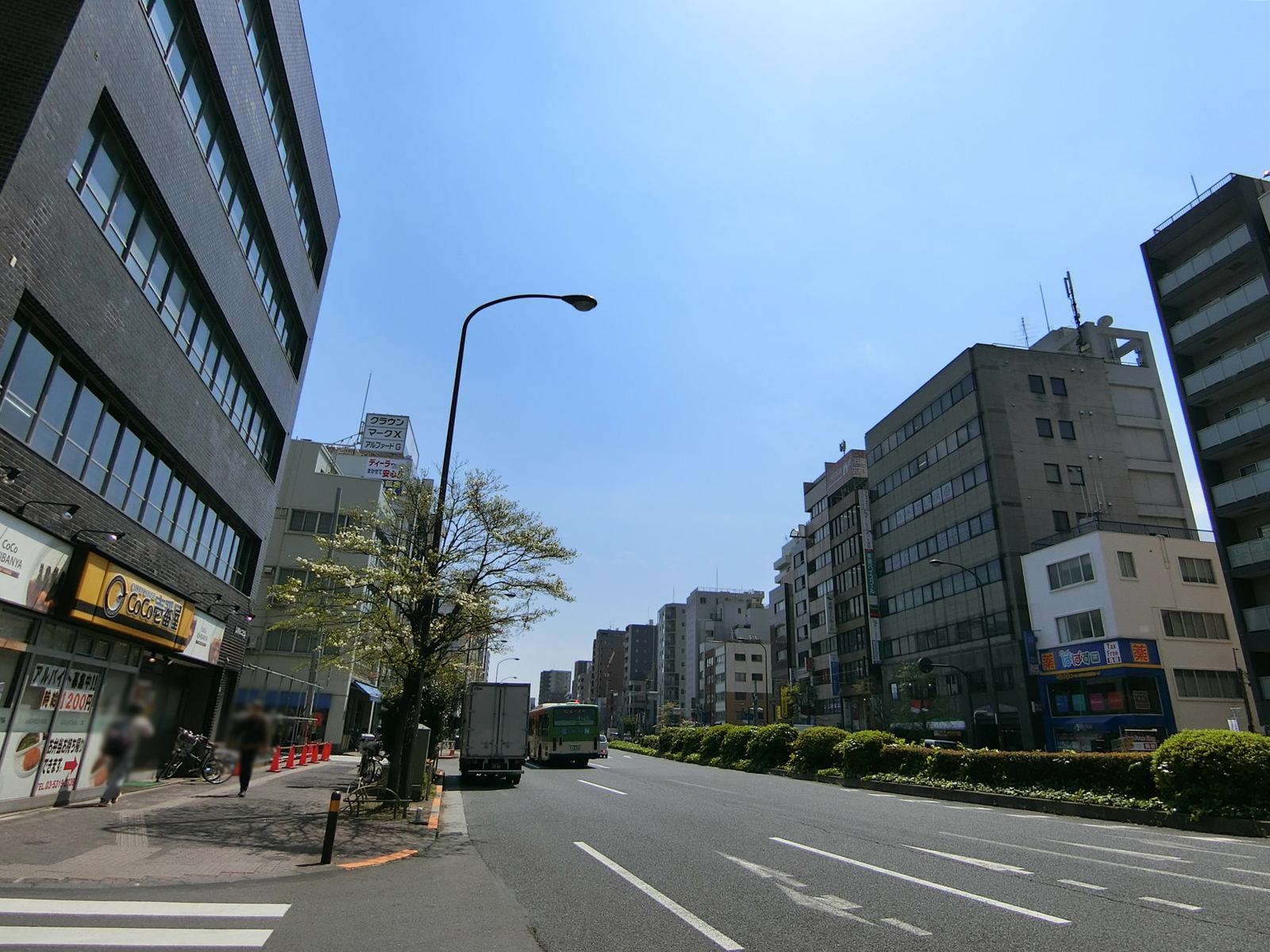 巣鴨ダイヤビル前面の白山通り