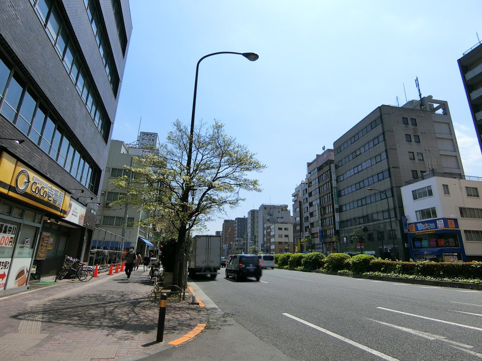 ナカワデビル前面の白山通り