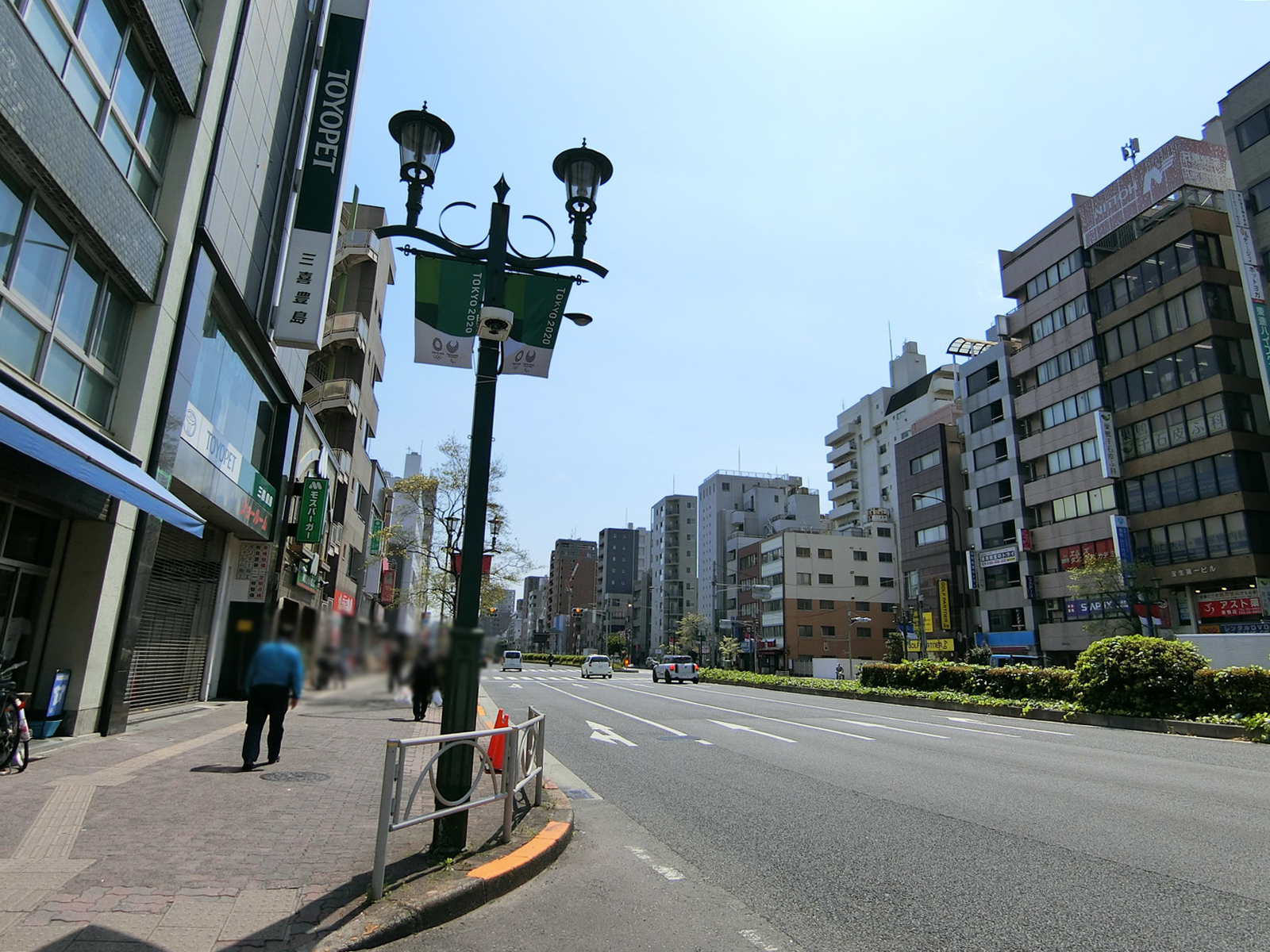 巣鴨ファーストビル前面の白山通り