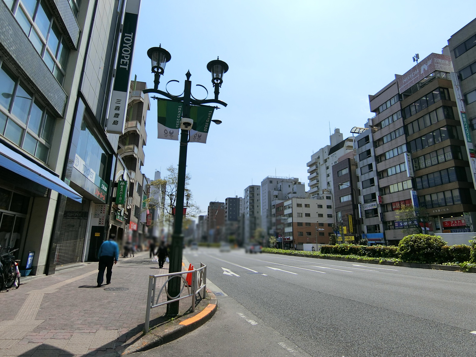 合場ビル前面の白山通り