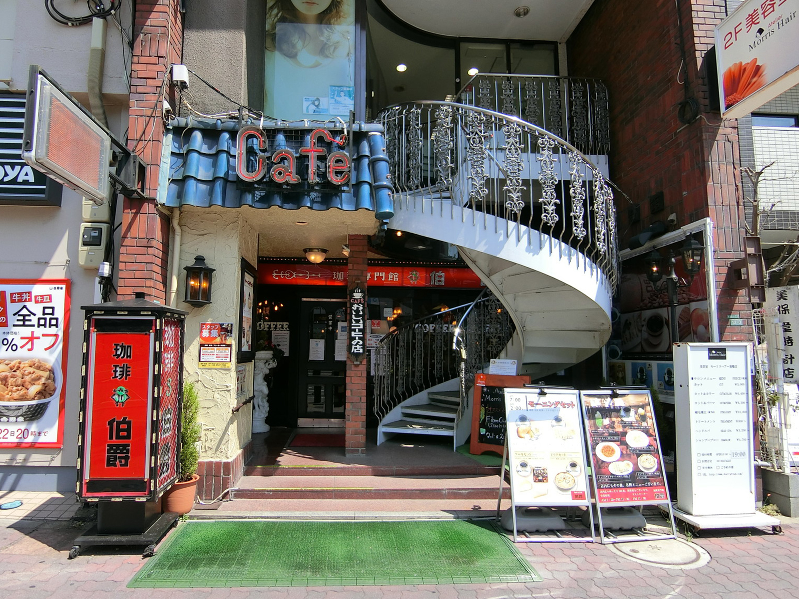 周辺には飲食店が複数あり