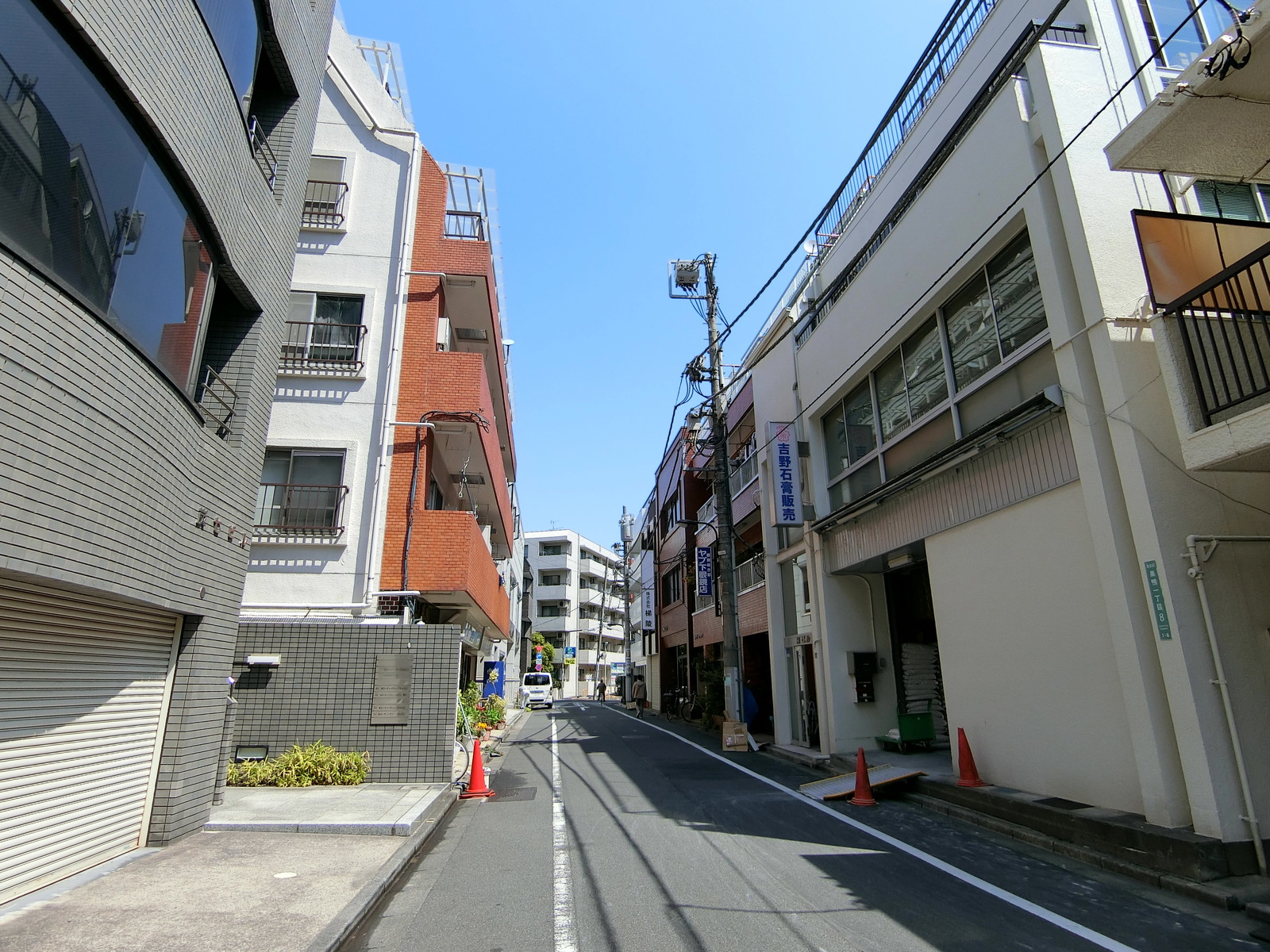 炭七ビル前面の通り