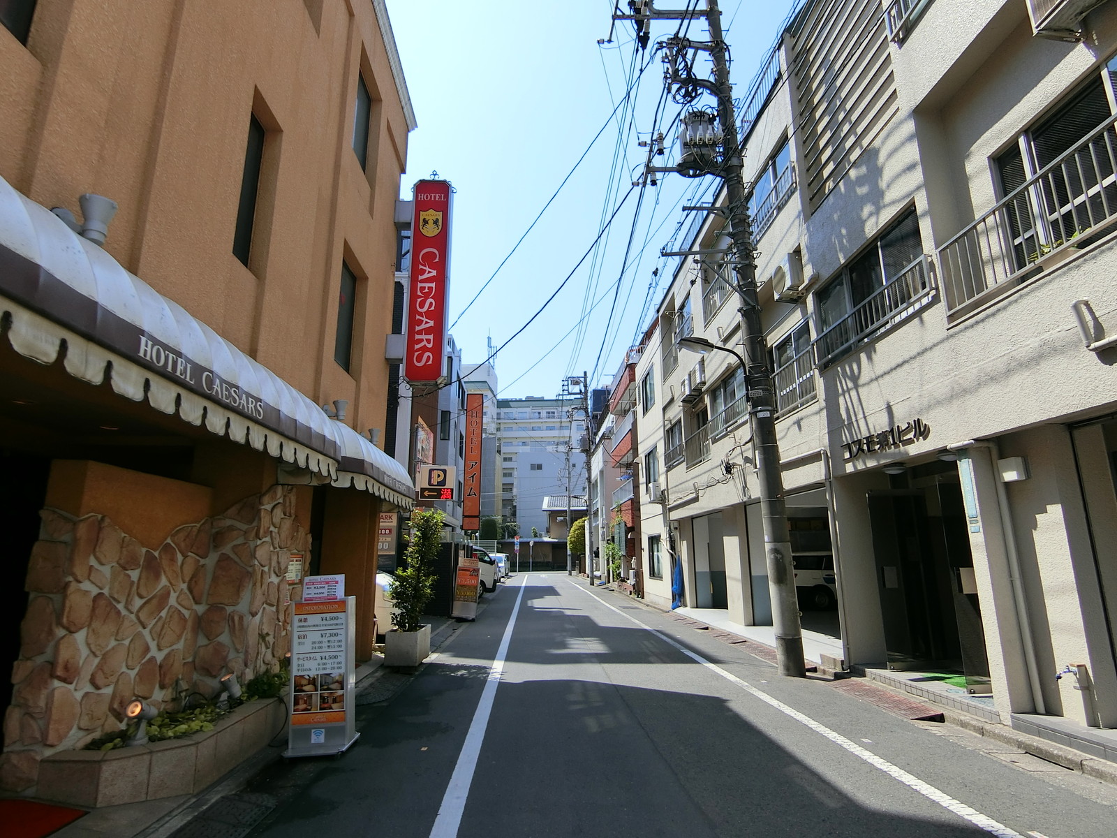 第3久保ビル前面の通り