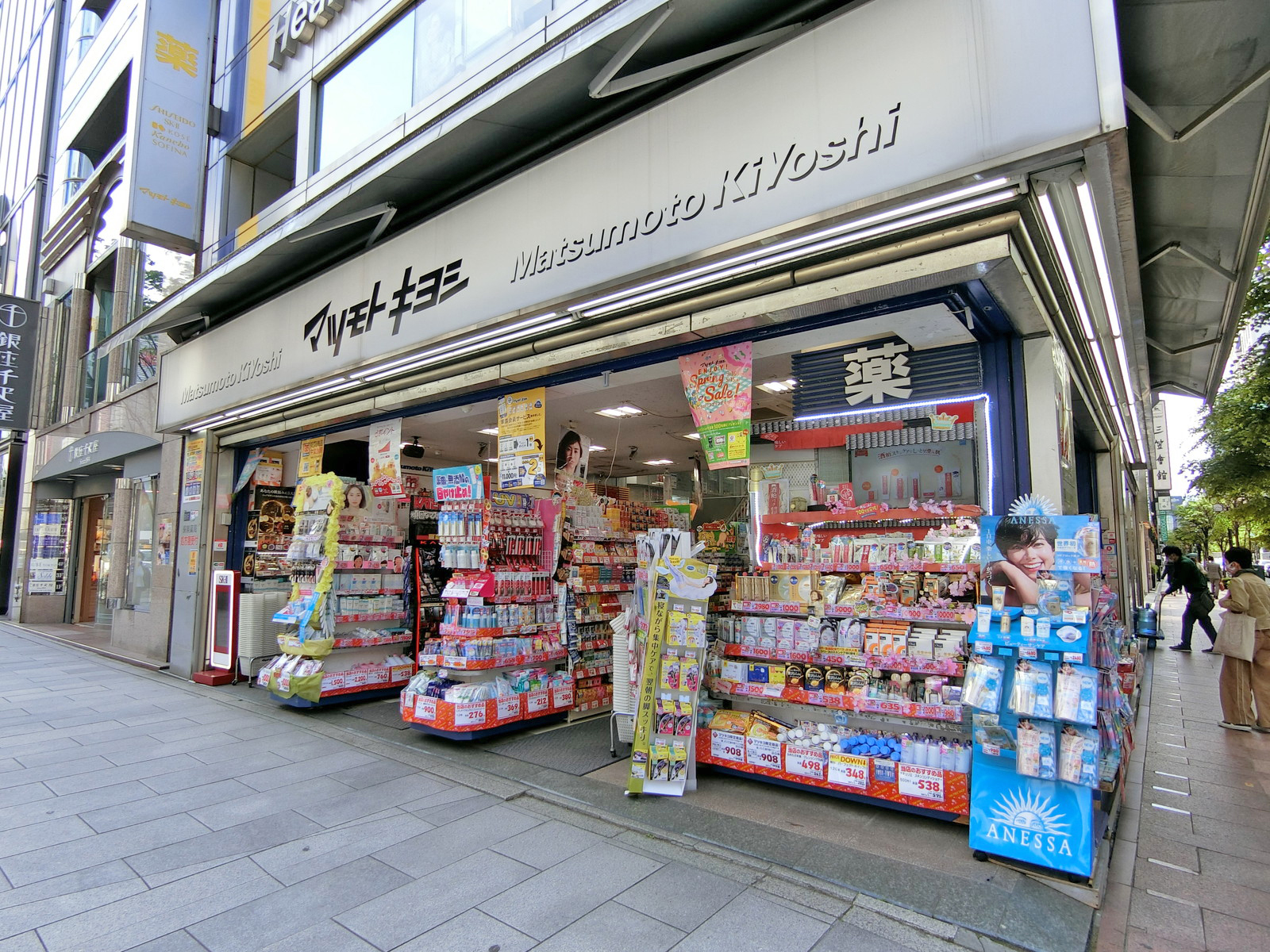 向かいの通りのマツモトキヨシ銀座5th店