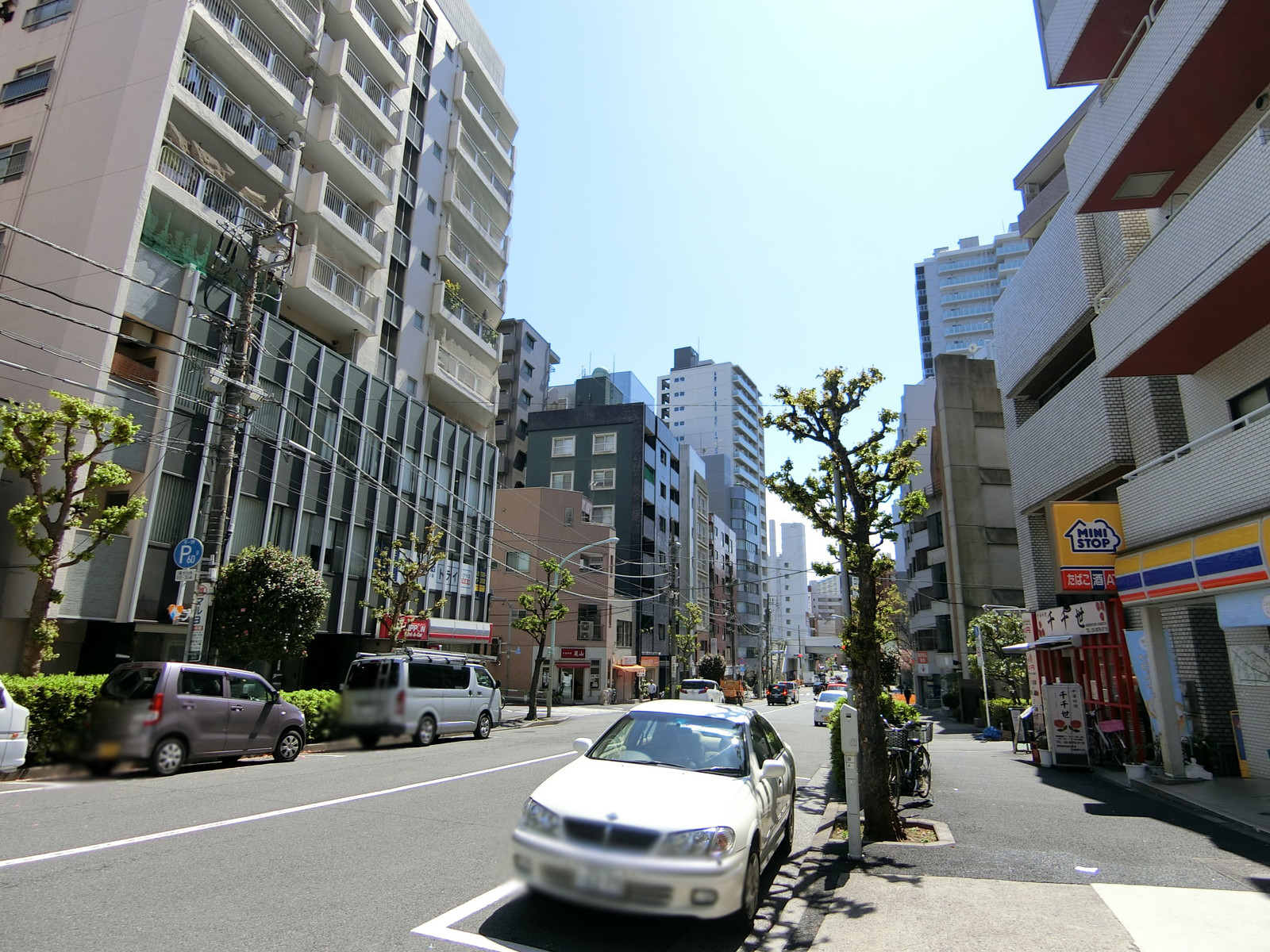 大塚KYビル前面の通り