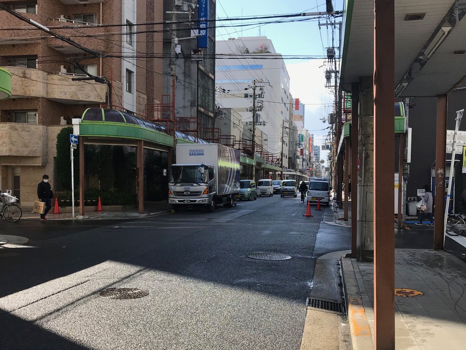 ロイヤルクイーンビル前面の通り