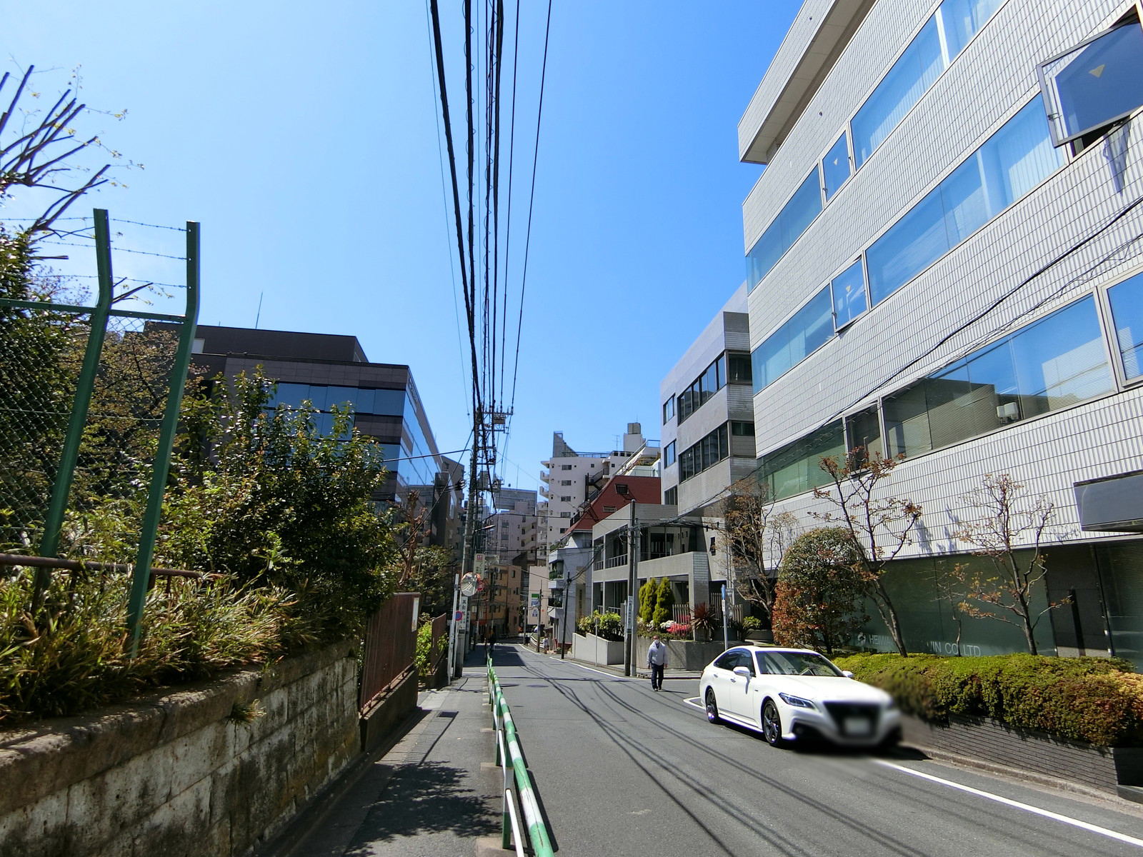 パークサイドビルディング前面の通り