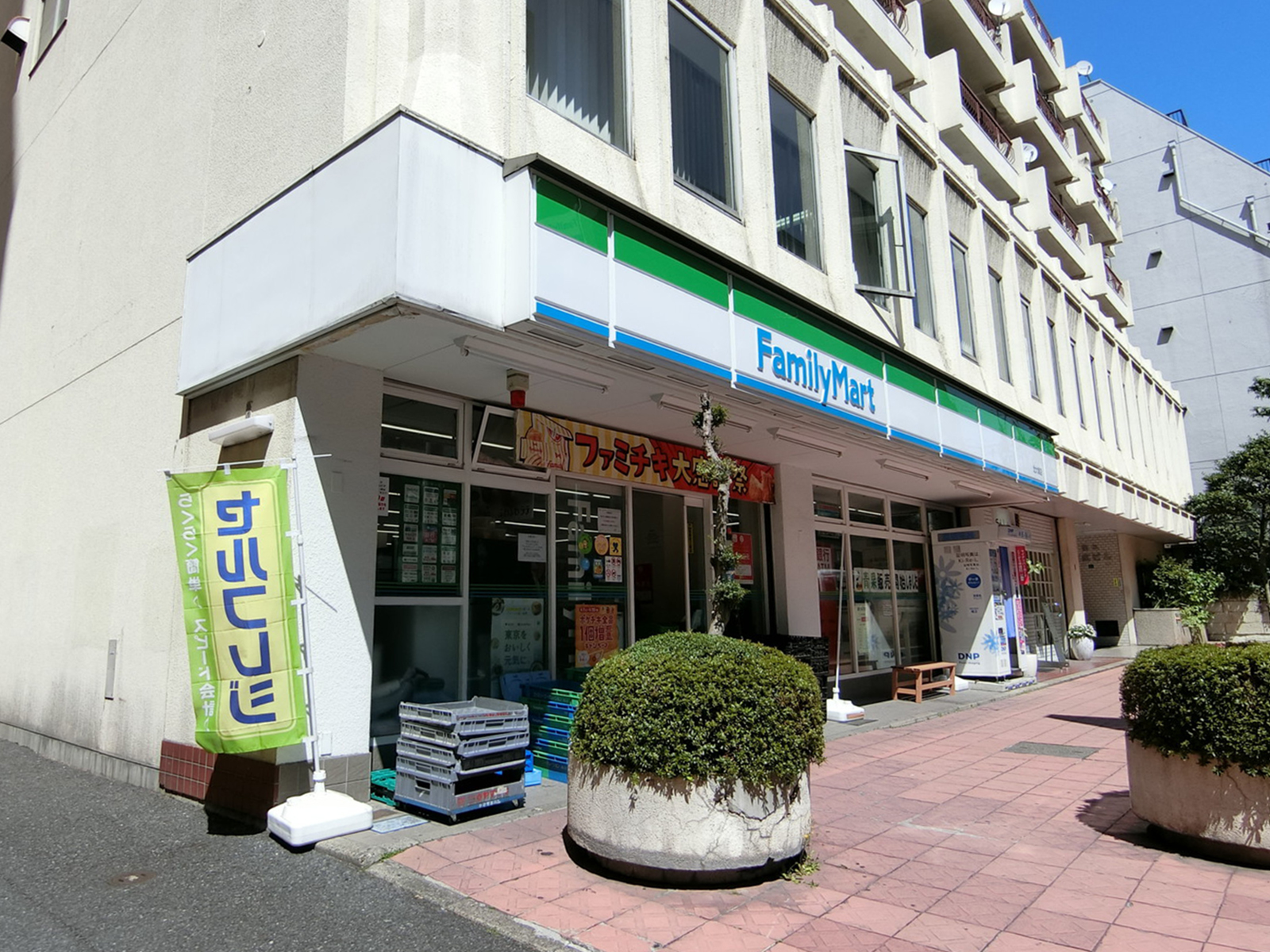 徒歩2分のファミリーマート
