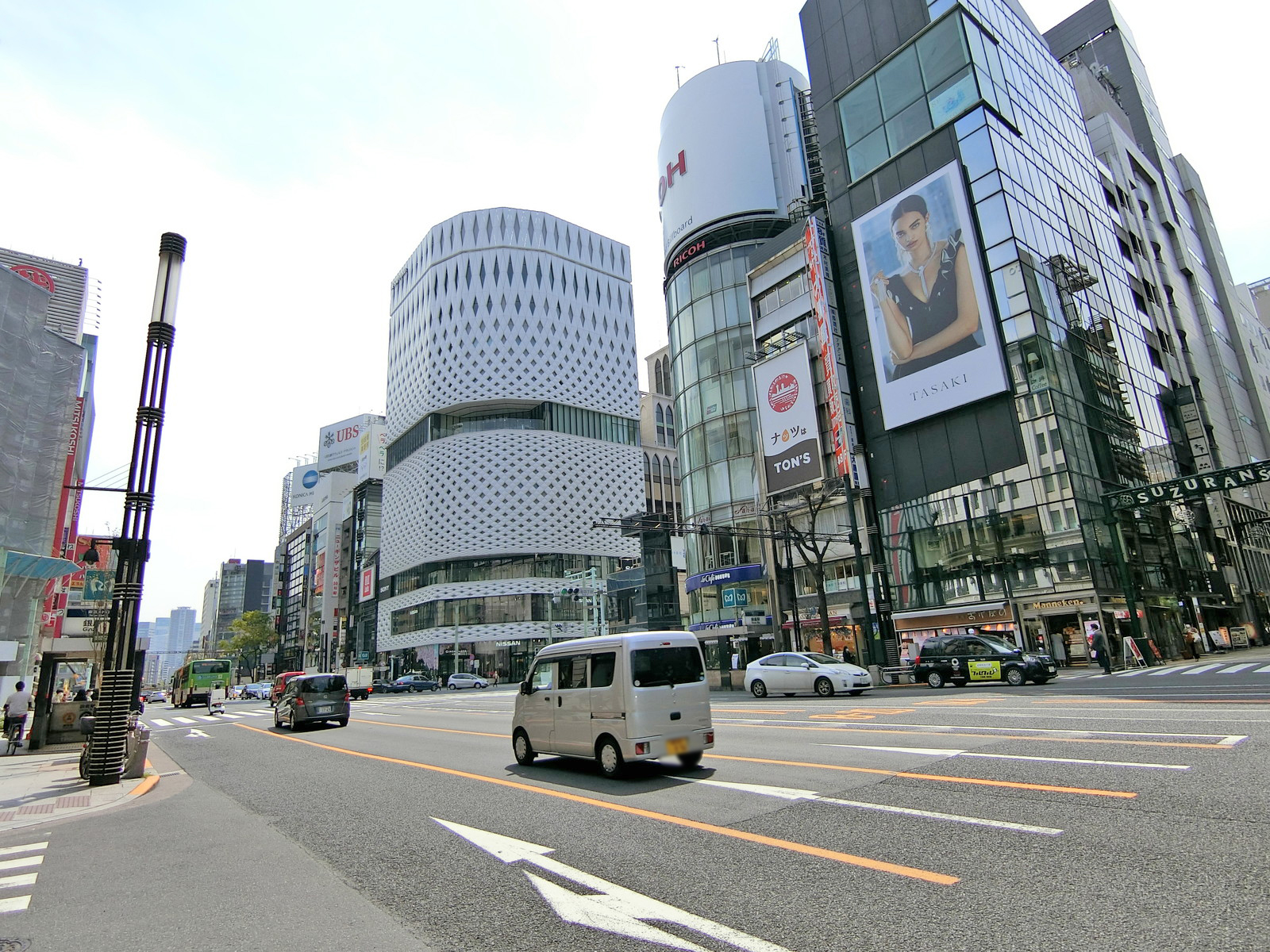 晴海通り沿いに立地