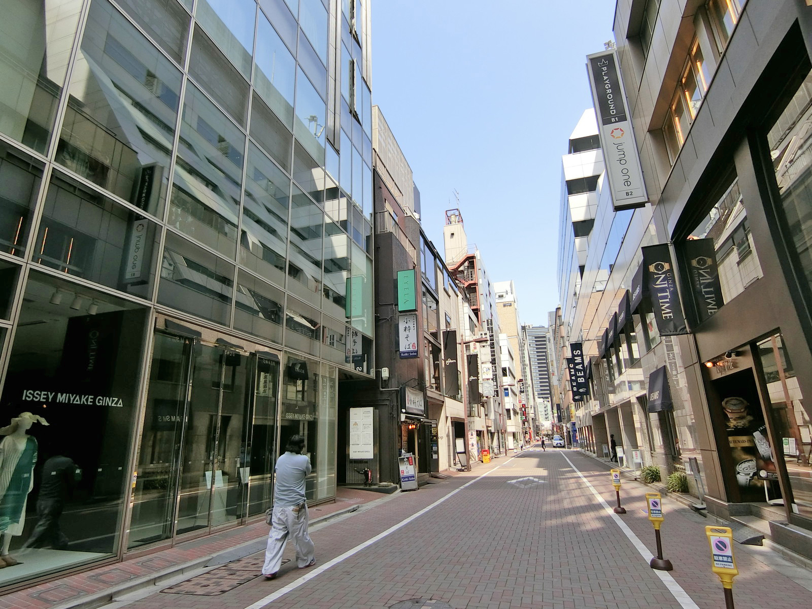 周辺はオフィスや店舗が多いエリア