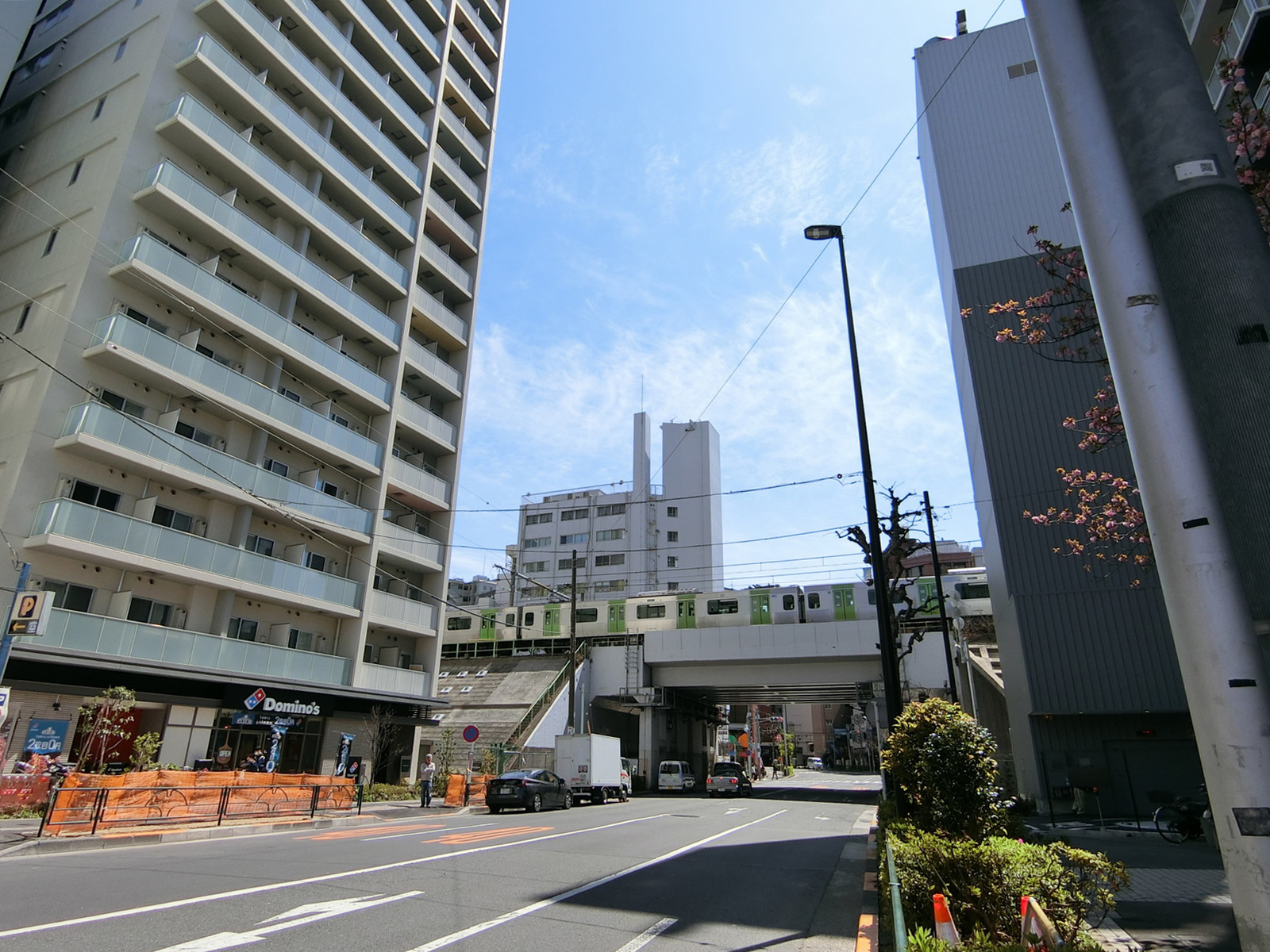 東邦レオビル前面の通り