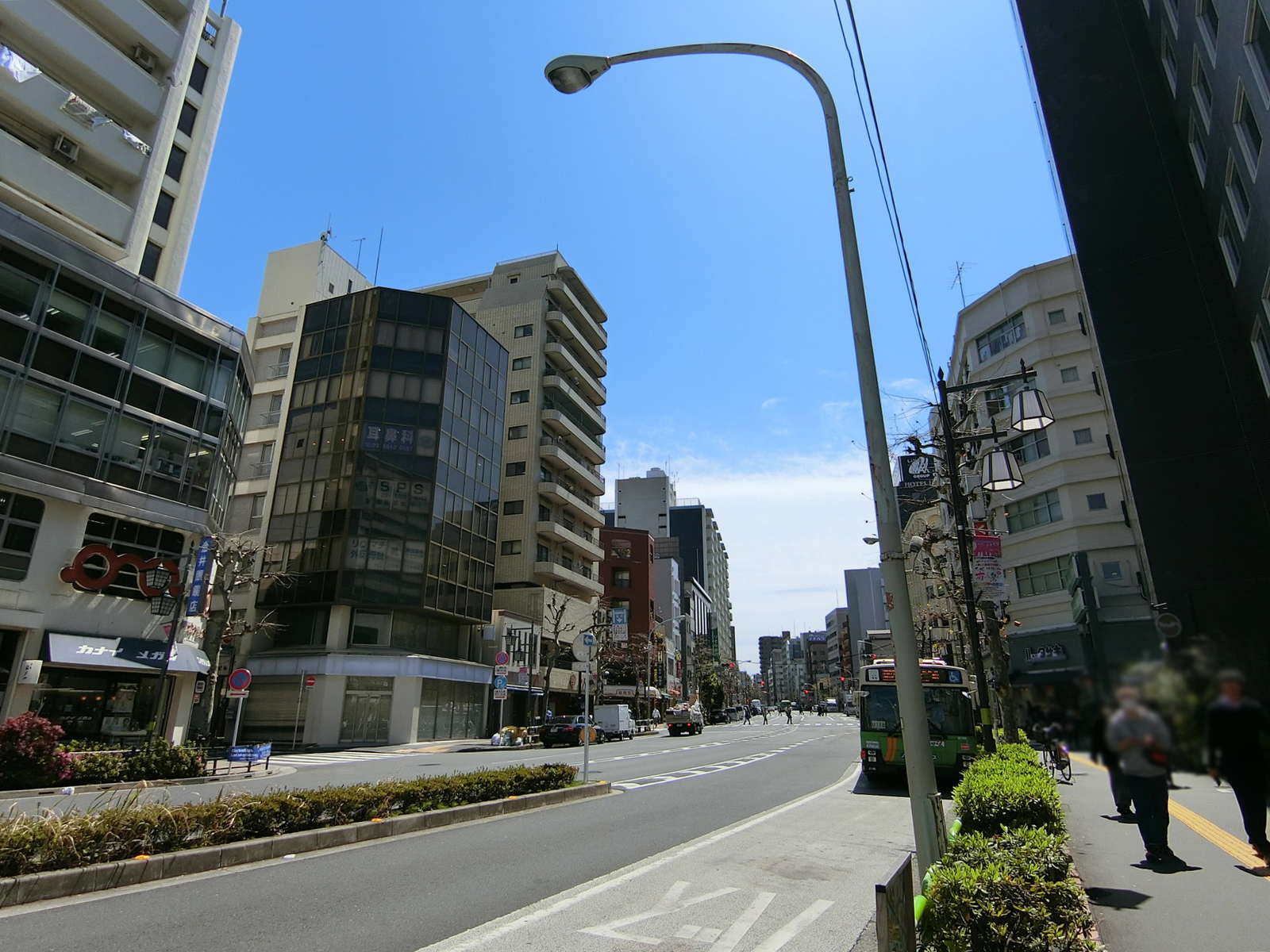 信友大塚ビル前面の通り