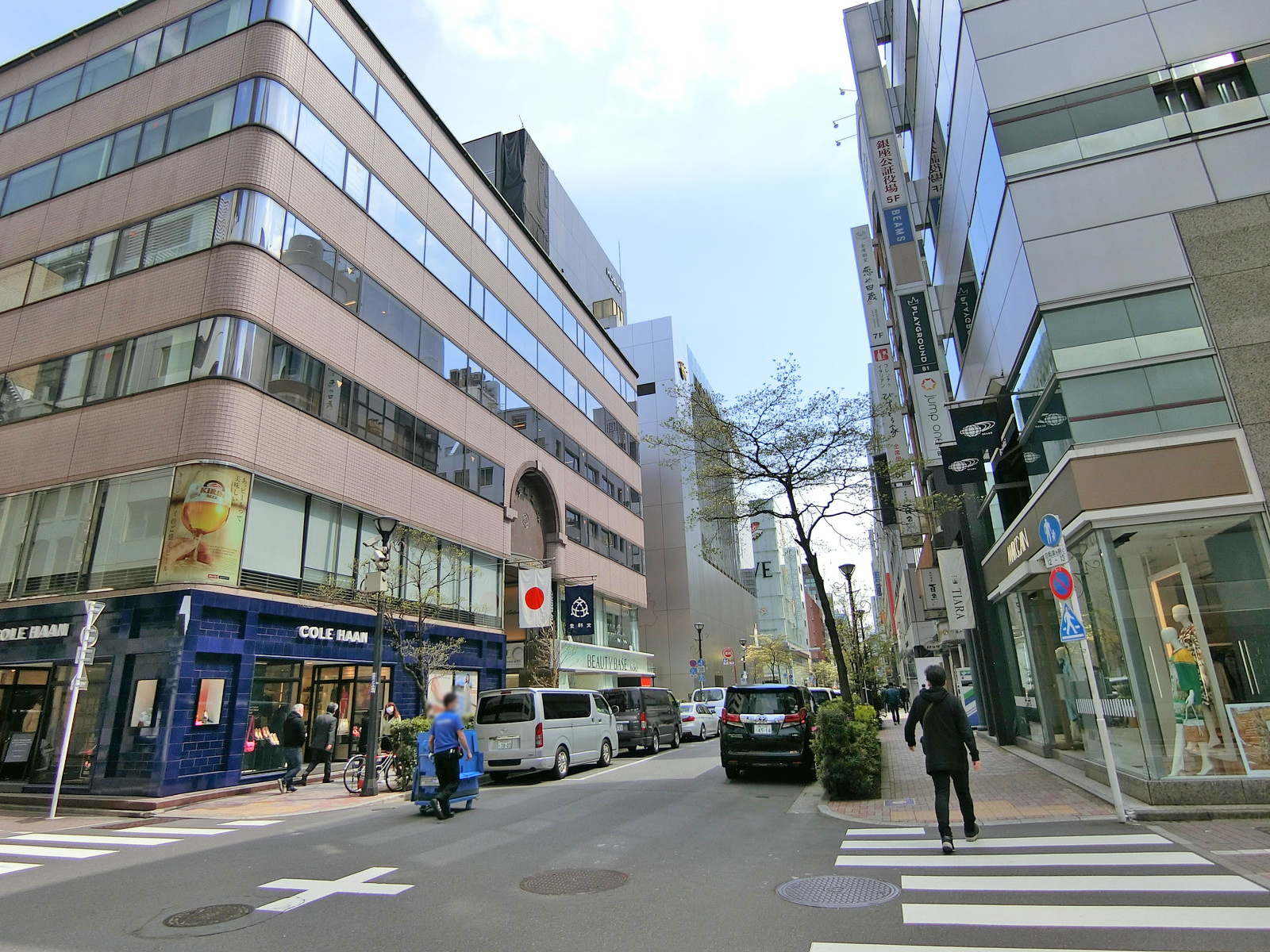 周辺はオフィスや店舗が多いエリア