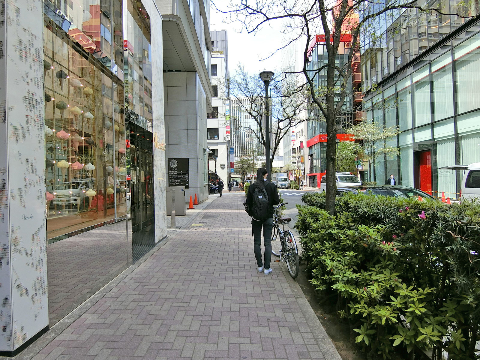 銀座白亜ビル前面の通り