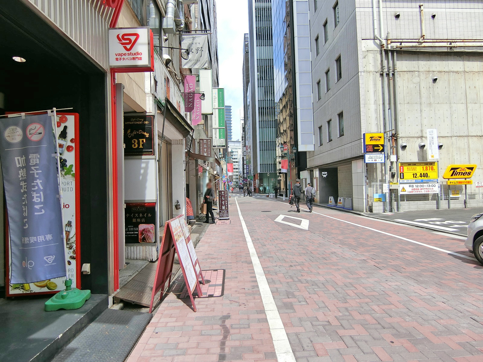 銀三ビル前面の通り