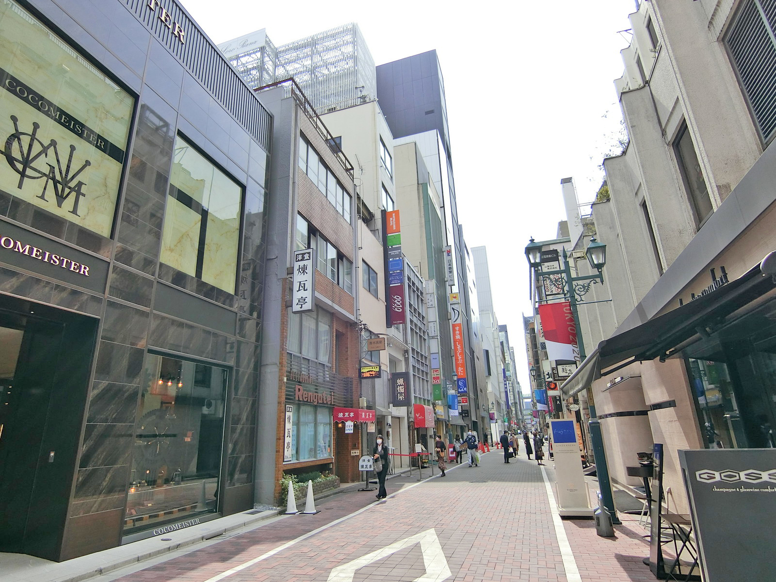 周辺はオフィスや店舗が多いエリア