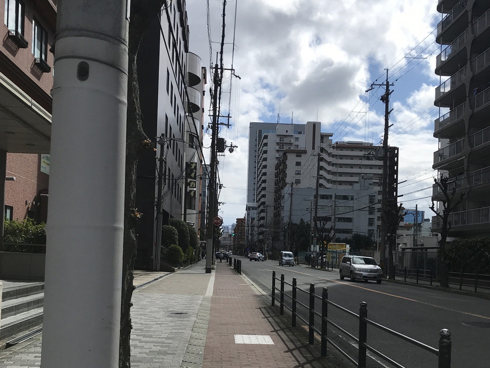 オフィスビル前面の通り
