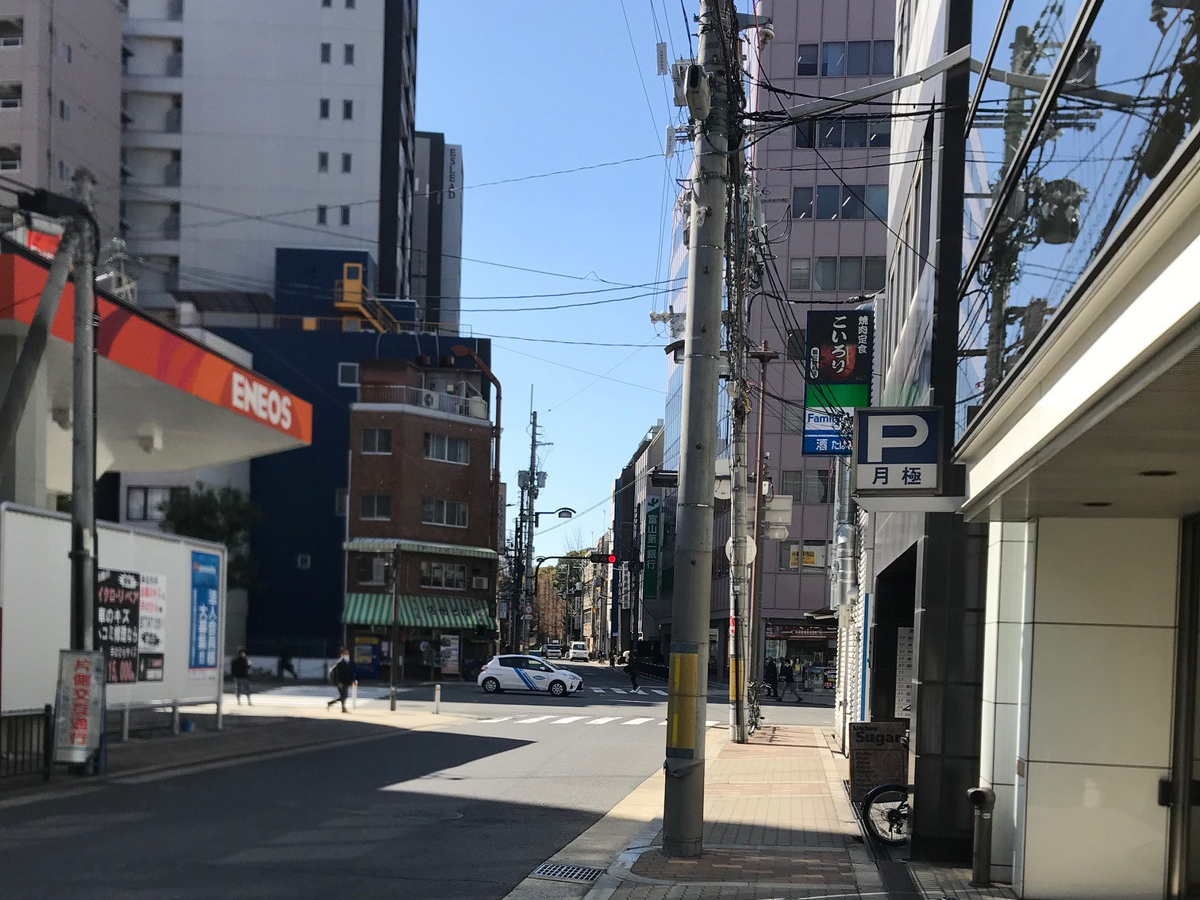 オフィスビル前面の通り