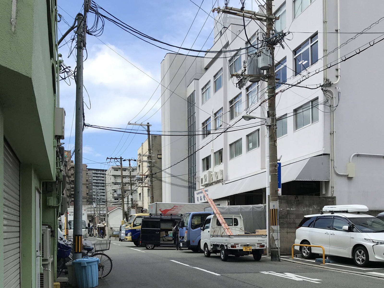 オフィスビル前面の通り