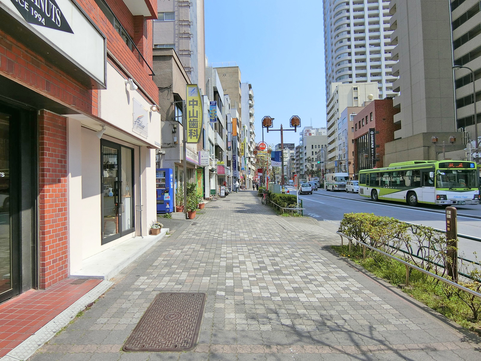 橘ビル前面の通り