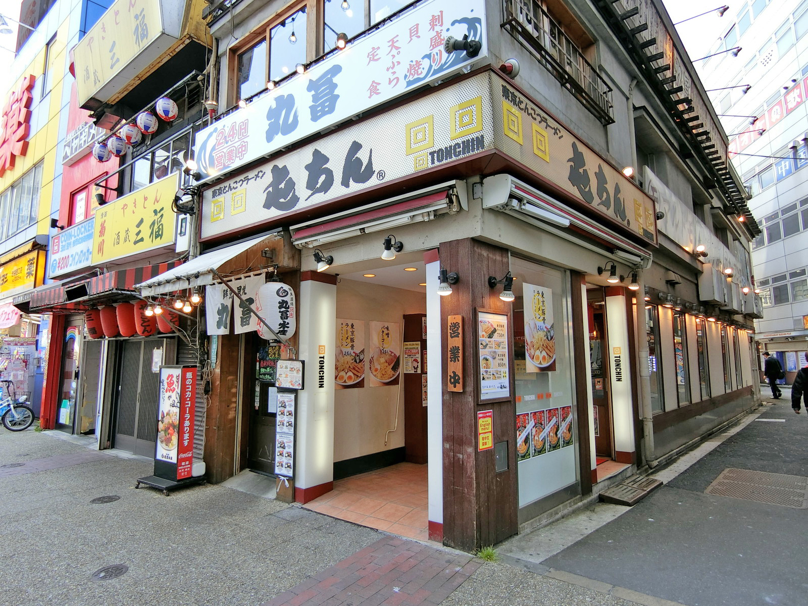 付近には飲食店が充実