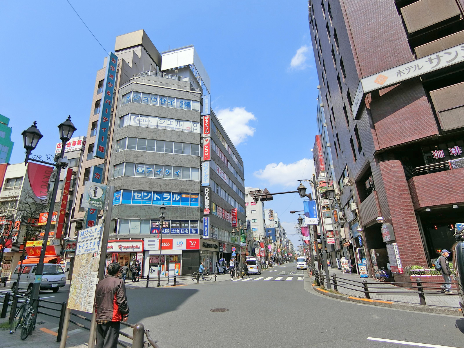 周辺はオフィスや店舗が多いエリア
