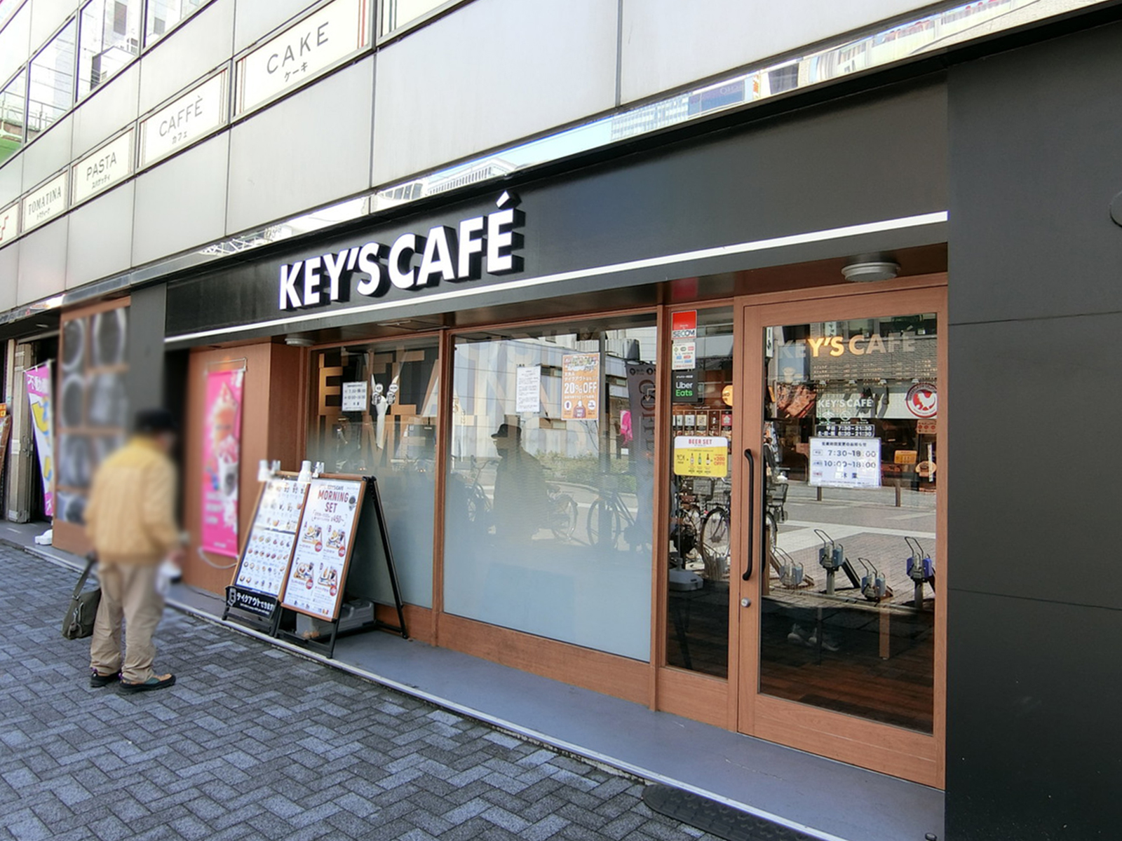 付近には飲食店が複数あり