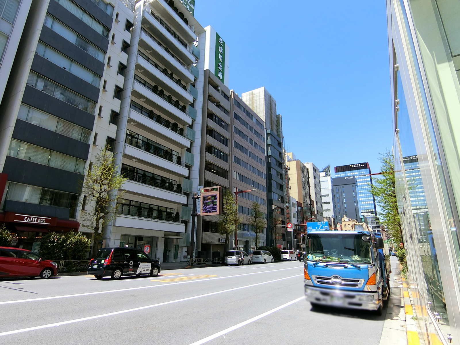 大東京ビル前面の中央通り
