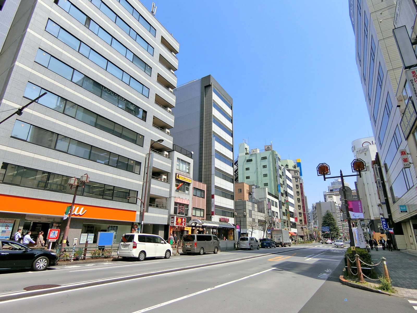 大通り沿いに立地