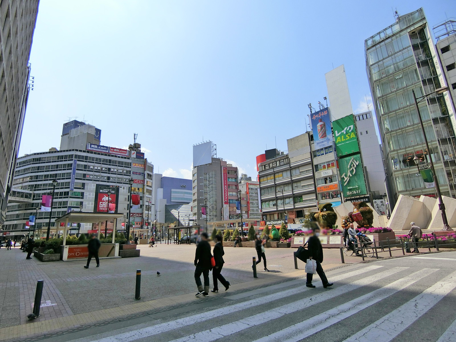 周辺はオフィスや店舗が多いエリア