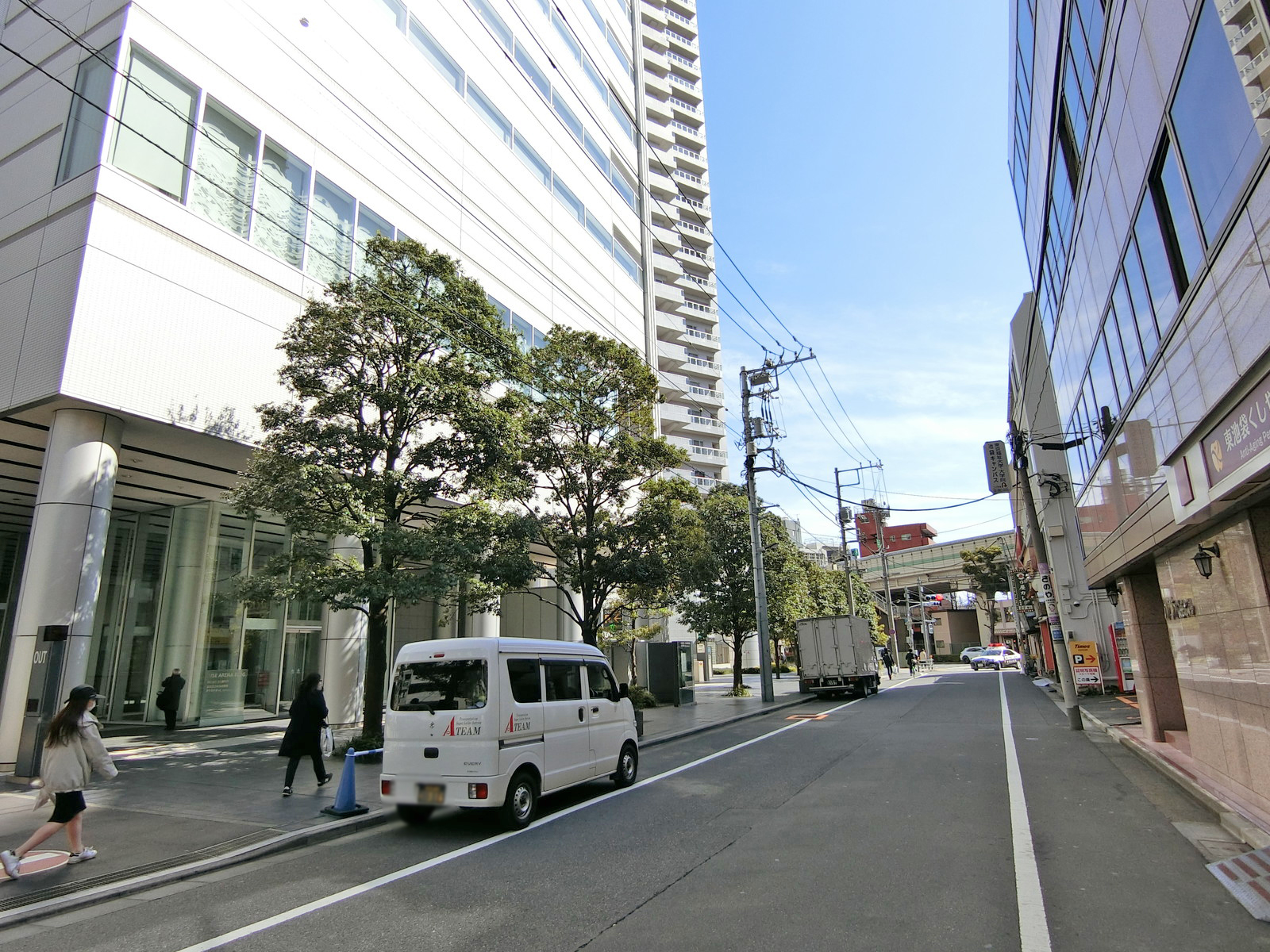 周辺はオフィスや店舗が多いエリア