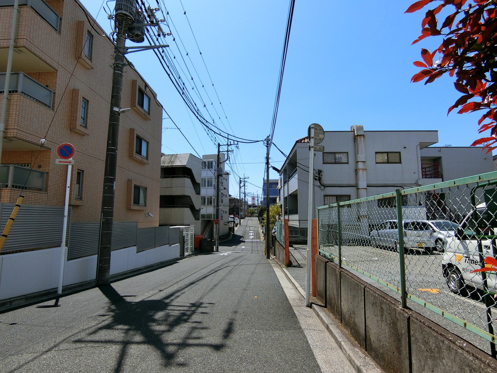 エムアイビル前面の通り