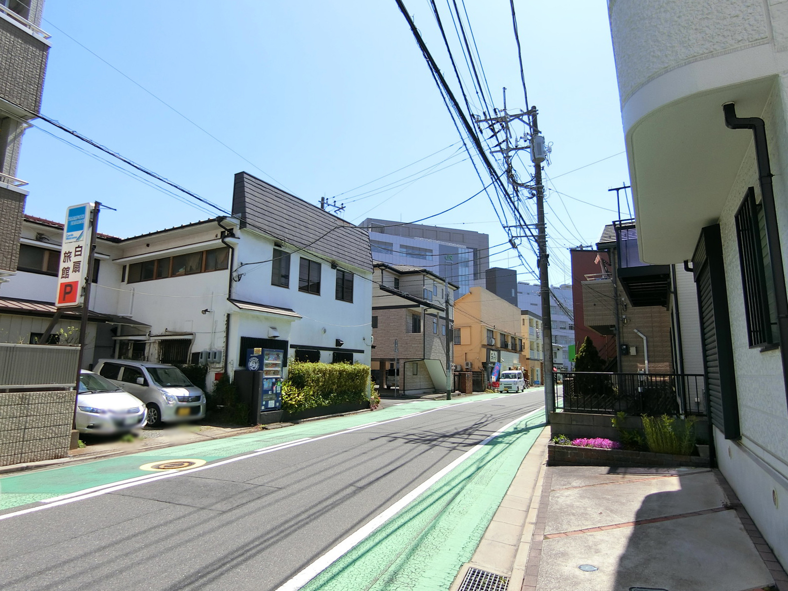 アーバンラック前面の通り