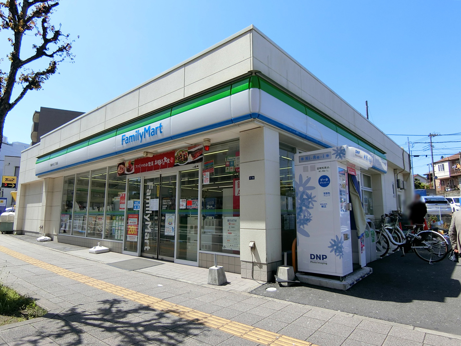 徒歩3分のファミリーマート