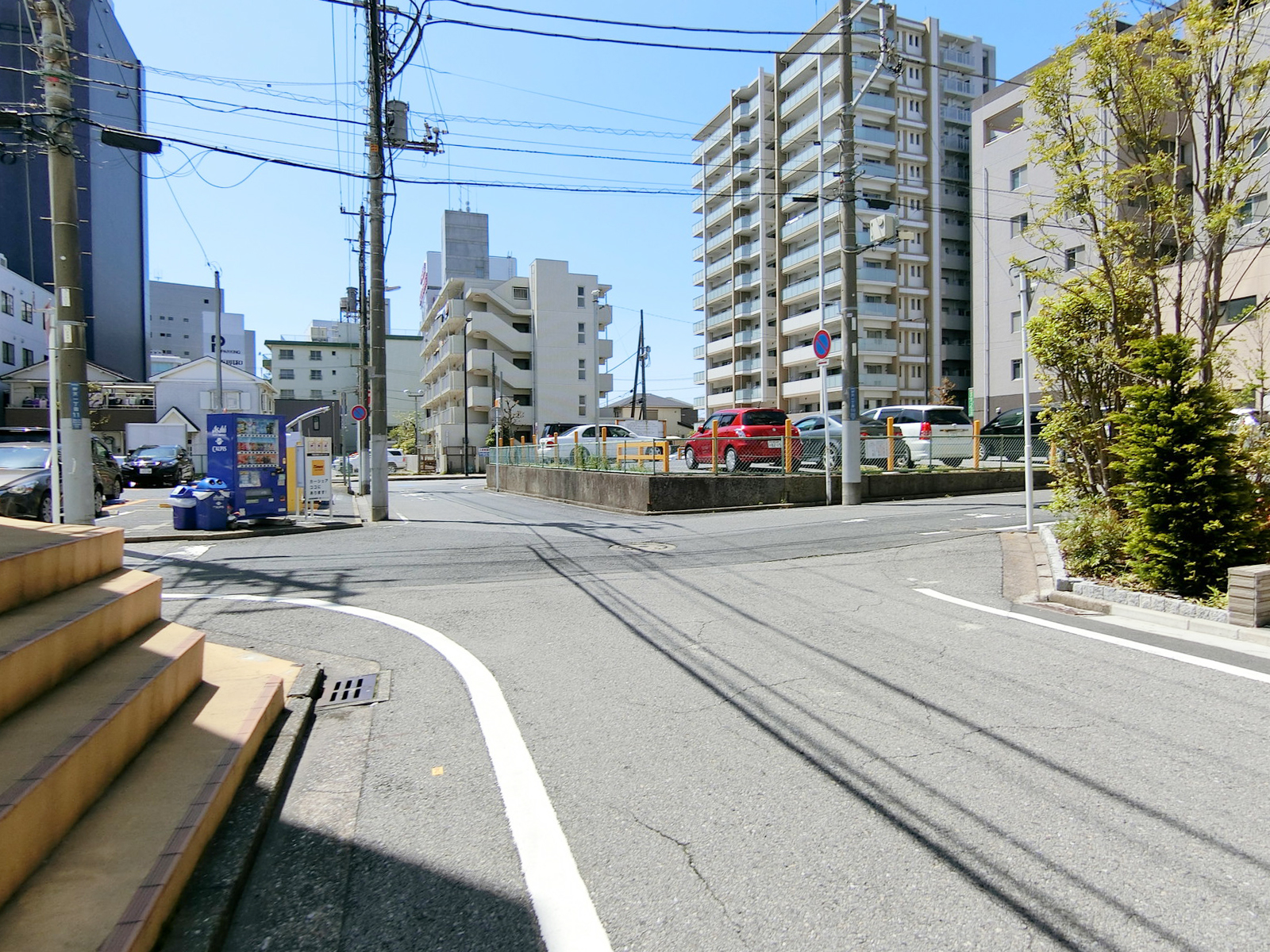 レイクハイム2ビル前面の通り