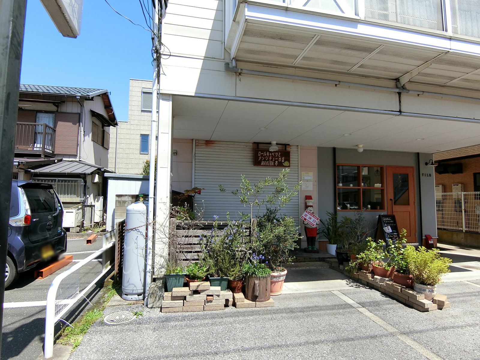 ビル前の日本式洋食レストラン