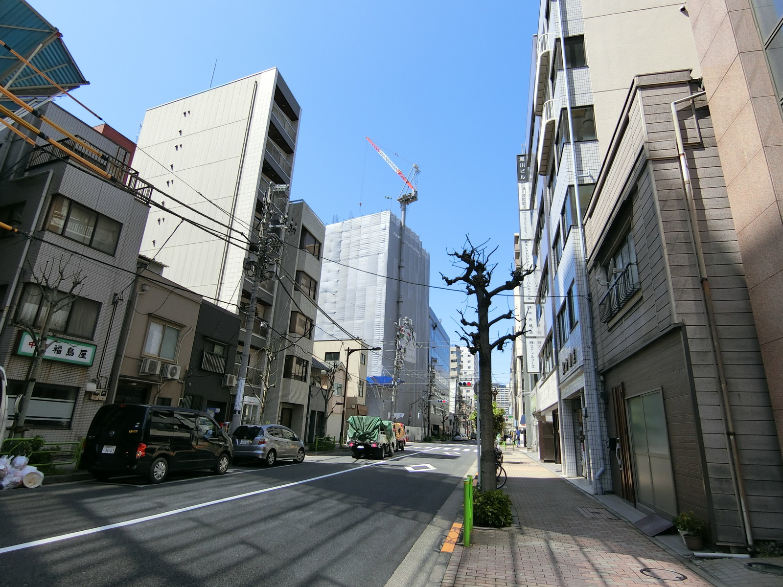 TMKビル前面の通り