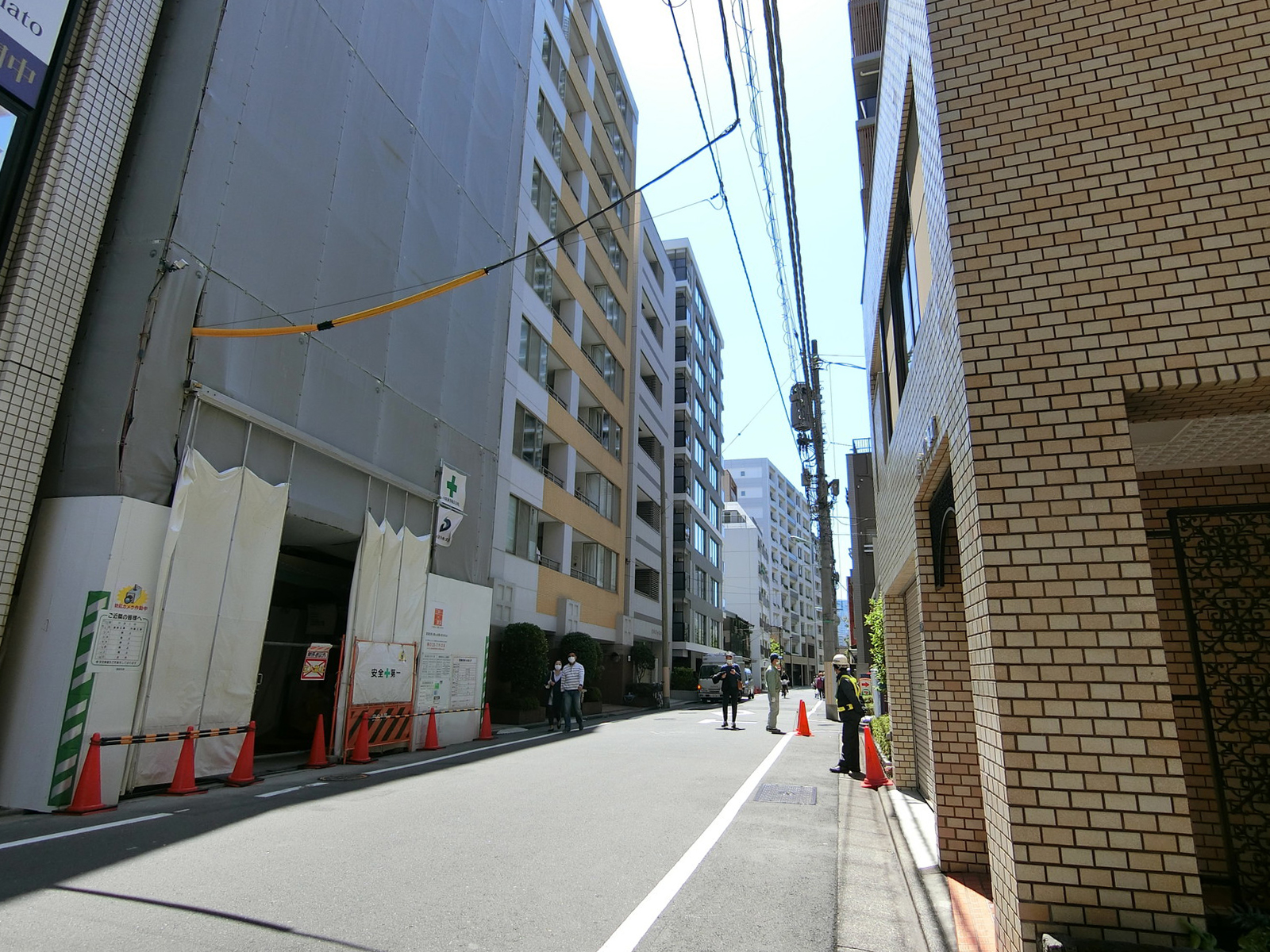 カワグレビル前面の通り