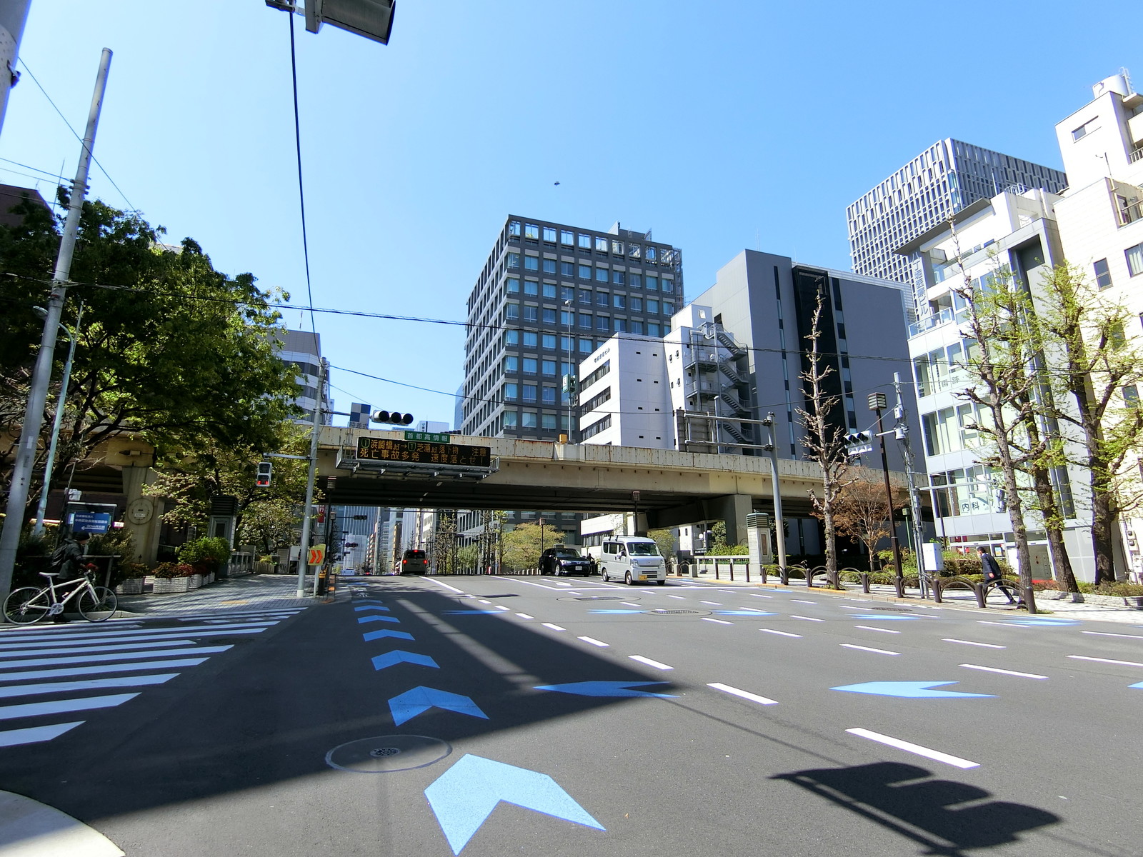東京リアル宝町ビル前面の通り