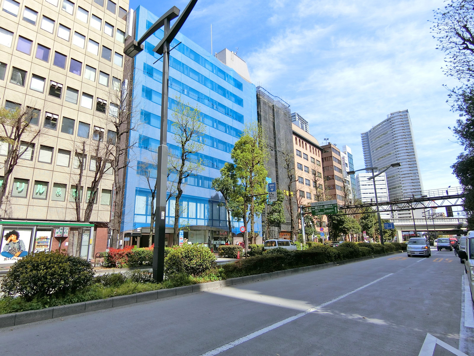 グリーン大通り沿いに立地