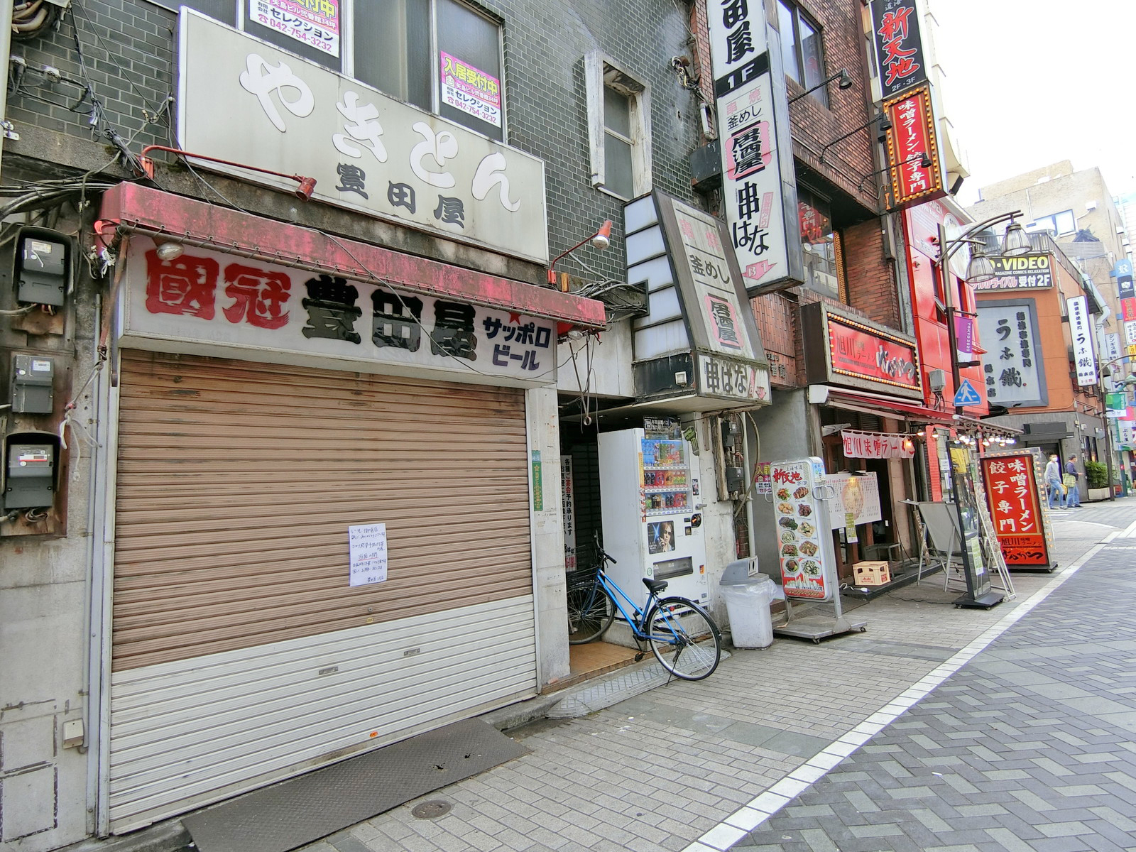 付近には飲食店が充実