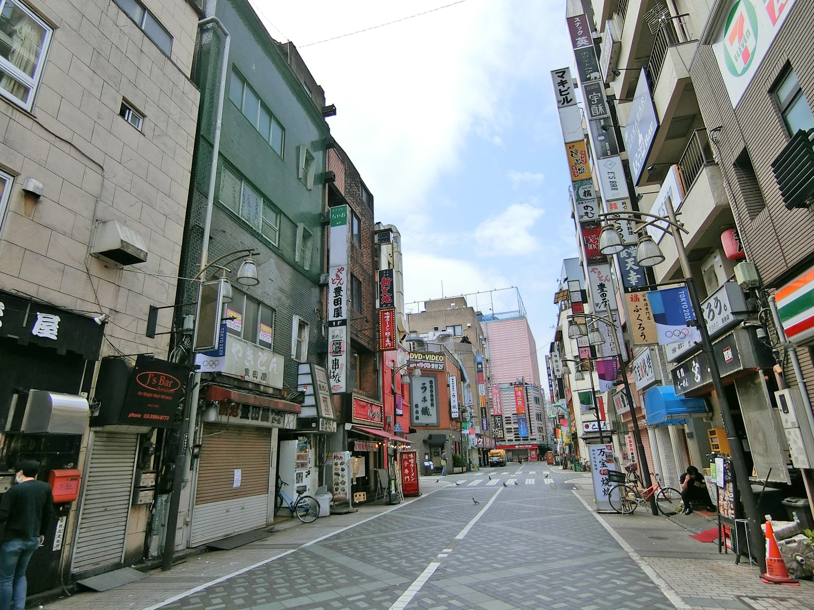 周辺はオフィスや店舗が多いエリア