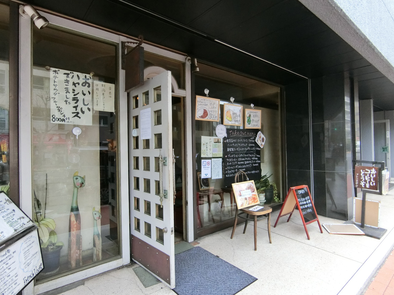 周辺には飲食店が複数あり