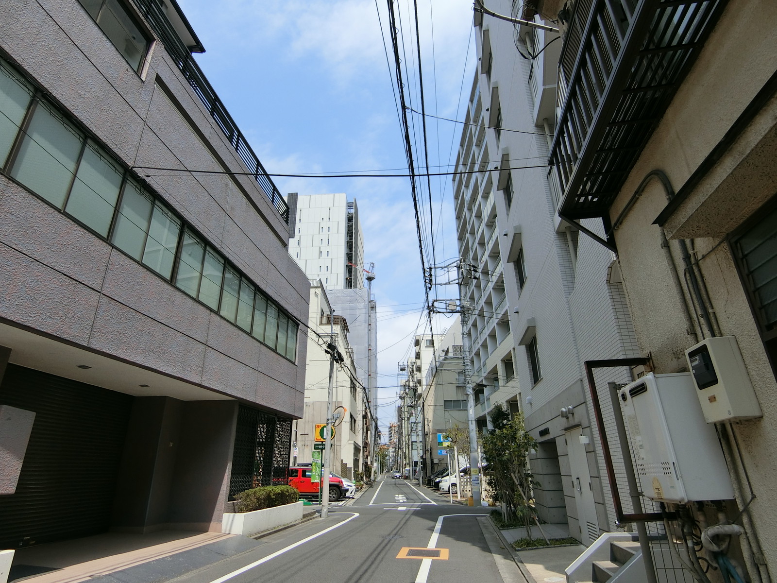 湯島片岡ビル前面の通り