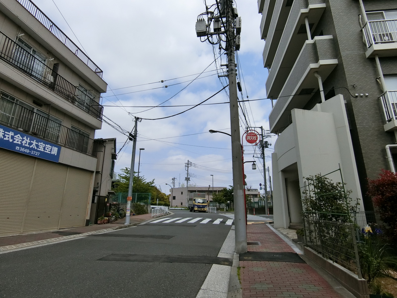 オフィスビル前面の通り