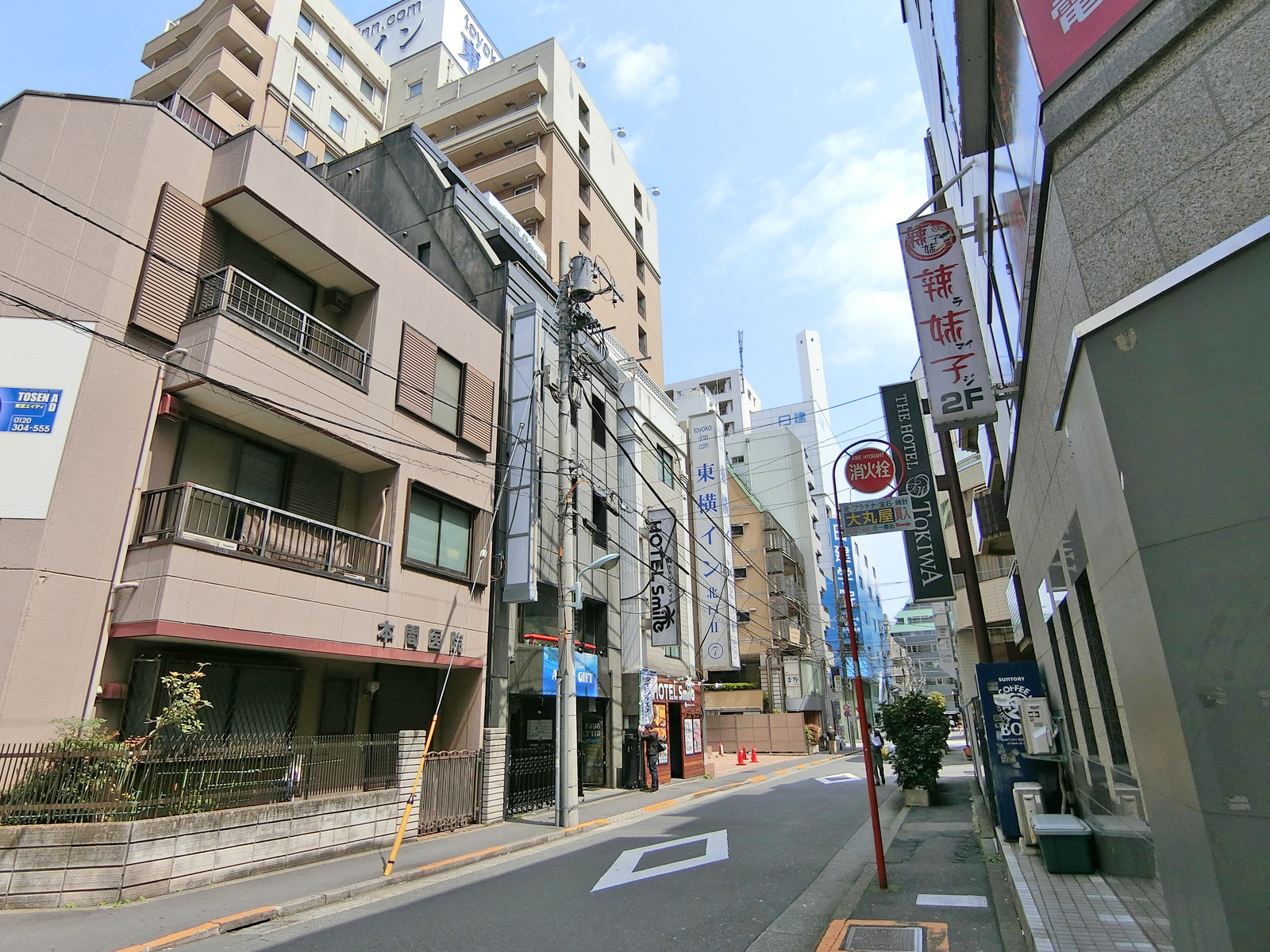 周辺はオフィスや店舗が多いエリア