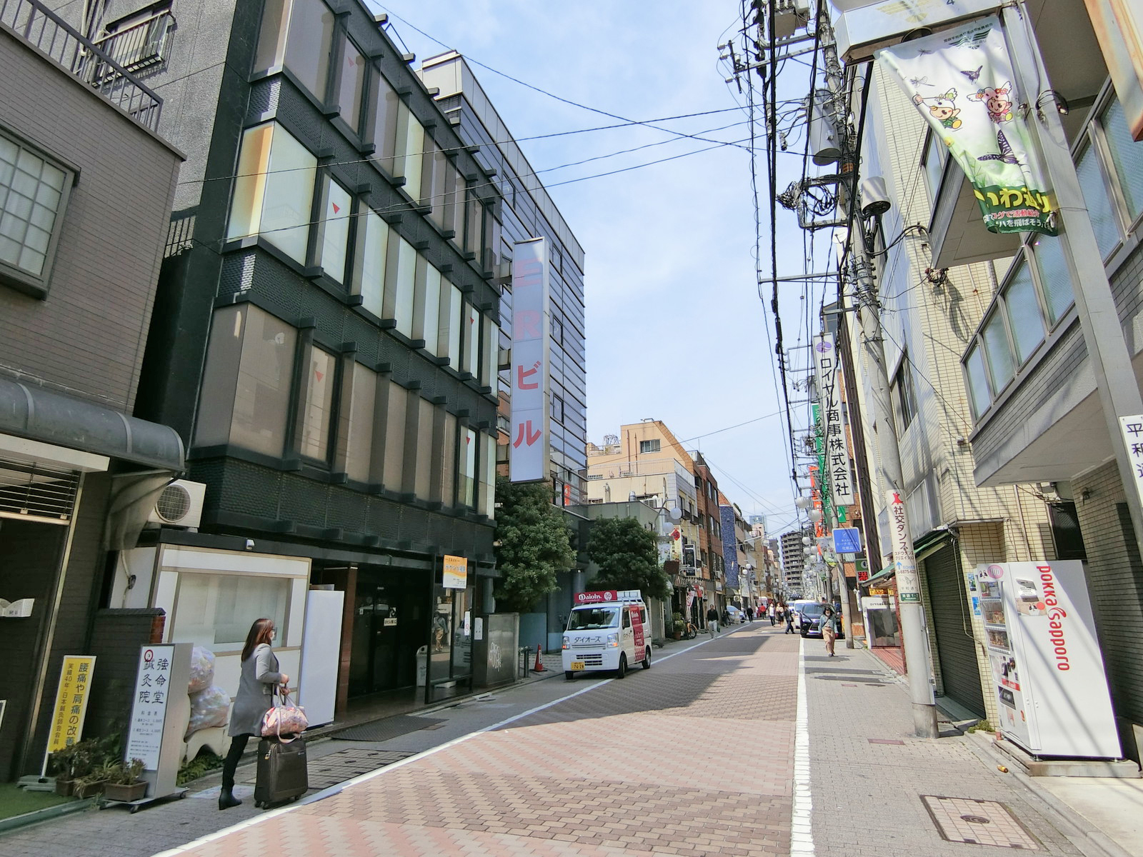 平和通り沿いに立地