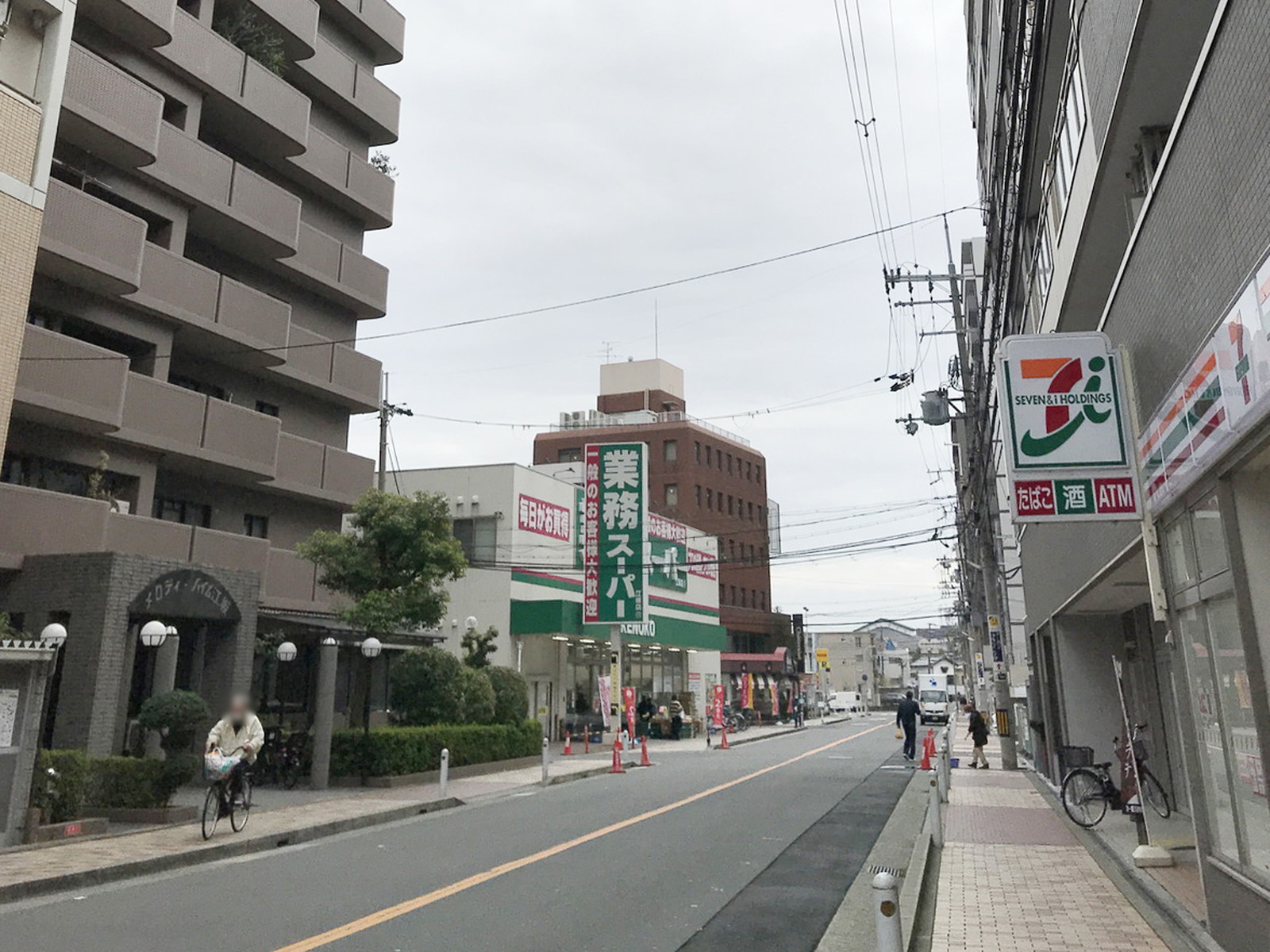 オフィスビル前面の通り
