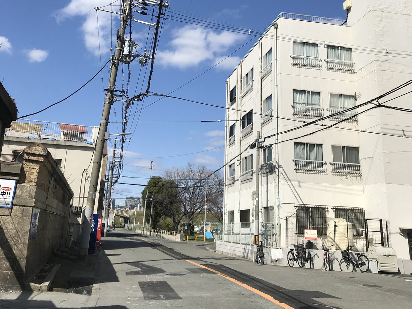 オフィスビル前面の通り